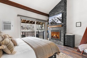 Desk, iron/ironing board, free WiFi, bed sheets - Moose Mgmt at Prospector 924: 2 QueenBeds-Pool & HotTub Access-Parking-Fireplace (Park City)