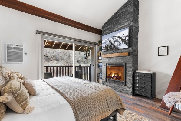 Escritorio, tabla de planchar con plancha, wifi gratis y ropa de cama