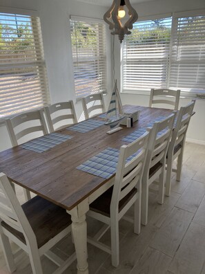 Dining - Bright, Sunny 2 br Bungalow 6 minute drive to the Beach!  (Englewood)