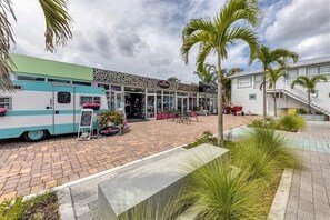Exterior - Bright, Sunny 2 br Bungalow 6 minute drive to the Beach!  (Englewood)