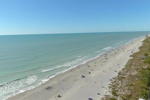 Beach nearby, sun loungers, beach towels - Bright, Sunny 2 br Bungalow 6 minute drive to the Beach!  (Englewood)