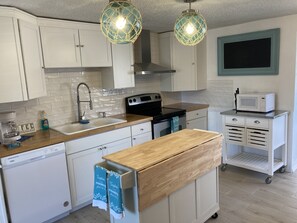 Fridge, microwave, oven, stovetop - Bright, Sunny 2 br Bungalow 6 minute drive to the Beach!  (Englewood)