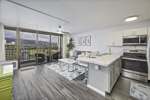 Kjøleskap, mikrobølgeovn, ovn og kokeplater