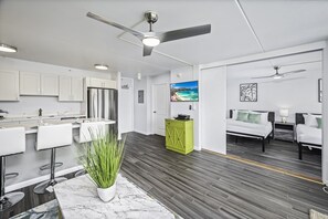 1 bedroom, iron/ironing board, free WiFi, bed sheets - City-Golf Course View Condo at the Waikiki Banyan w/Free Parking & WiFi (Honolulu)