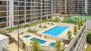 A multi-story hotel with a rooftop pool area, including a main pool, smaller pools, and a tennis court. - City-Golf Course View Condo at the Waikiki Banyan w/Free Parking & WiFi (Honolulu)