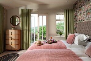 4 bedrooms, desk, iron/ironing board, travel crib