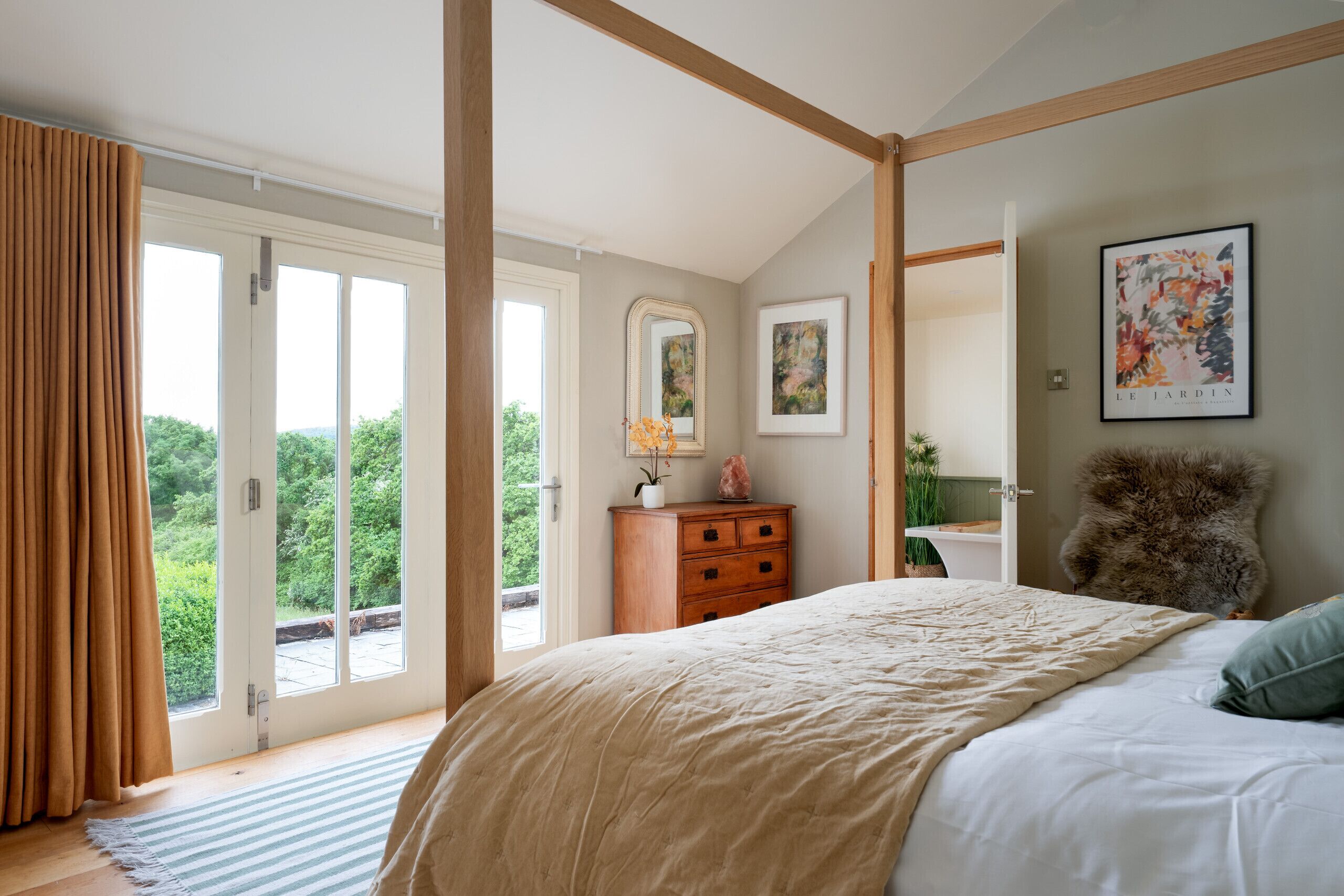 4 chambres, bureau, fer et planche à repasser, lit parapluie