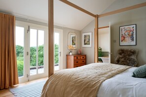 4 quartos, escrivaninha, ferros/tábuas de passar roupa, berço de viagem