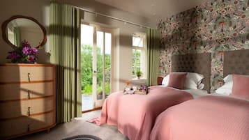 4 chambres, bureau, fer et planche Ă repasser, lit parapluie