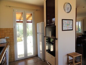 Micro-ondes, four, plaque de cuisson, lave-vaisselle