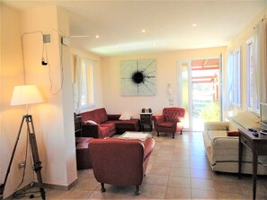 TV - 3-bedroom villa in fantastic Sassari with WiFi, AC (Sassari)