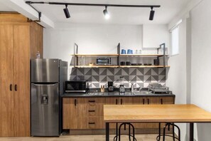 Een koelkast, een magnetron, een kookplaat