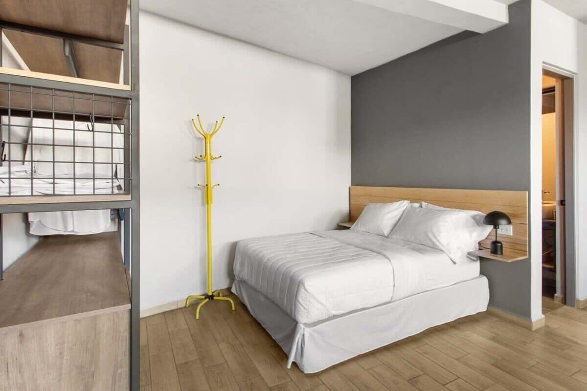 1 habitación, tabla de planchar con plancha, wifi y ropa de cama 