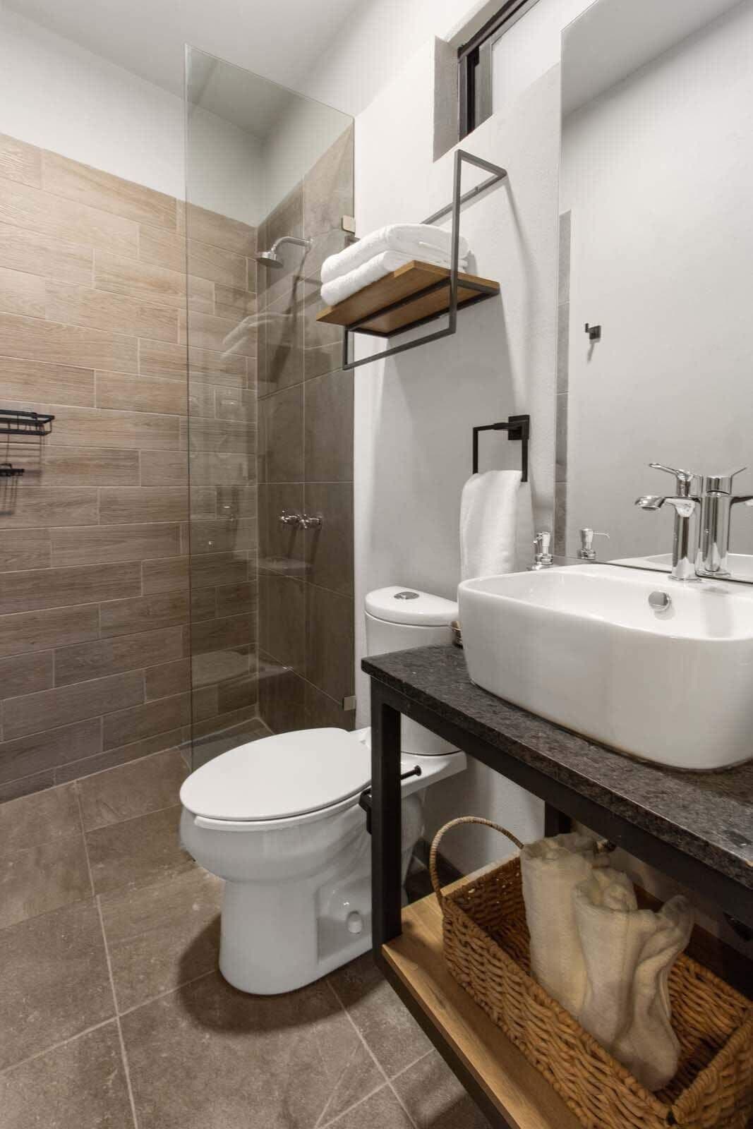 Dusche, Haartrockner, Handtücher