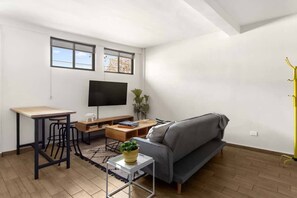 TV, offices - MS Moderna Suite Arcos Hercules (Santiago de Querétaro)