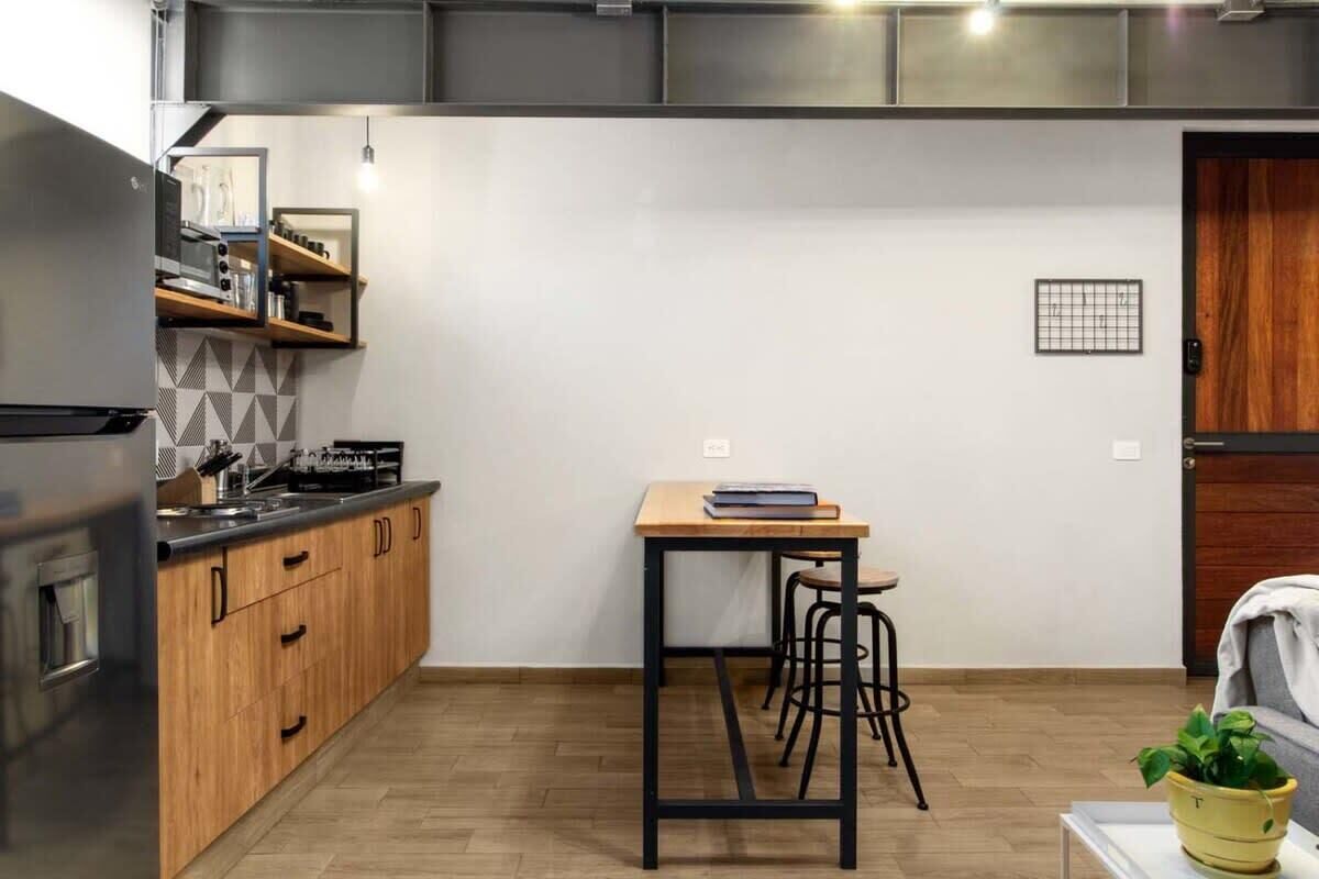 Kühlschrank, Mikrowelle, Herdplatte, Wasserkocher mit Kaffee-/Teezubehör