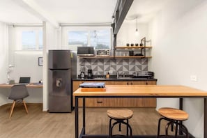 Fridge, microwave, stovetop, coffee/tea maker - MS Luminosa Suite Arcos Hercules (Santiago de Querétaro)