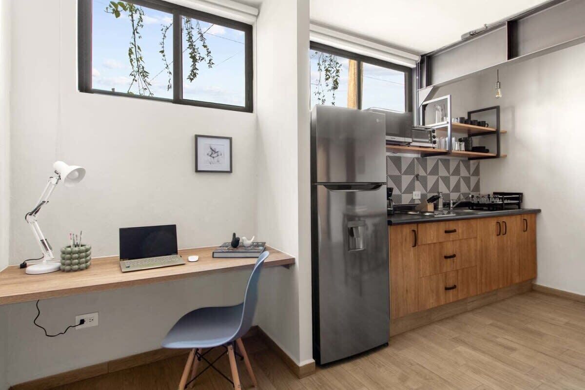 Kühlschrank, Mikrowelle, Herdplatte, Wasserkocher mit Kaffee-/Teezubehör