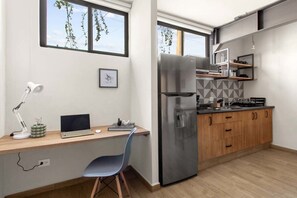 Jääkaappi, mikroaaltouuni, liesi, kahvin-/teenkeitin