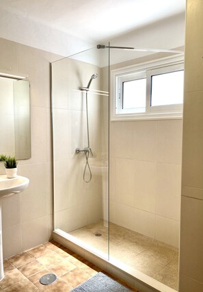 Dusche, Haartrockner, HandtĂŒcher, Seife