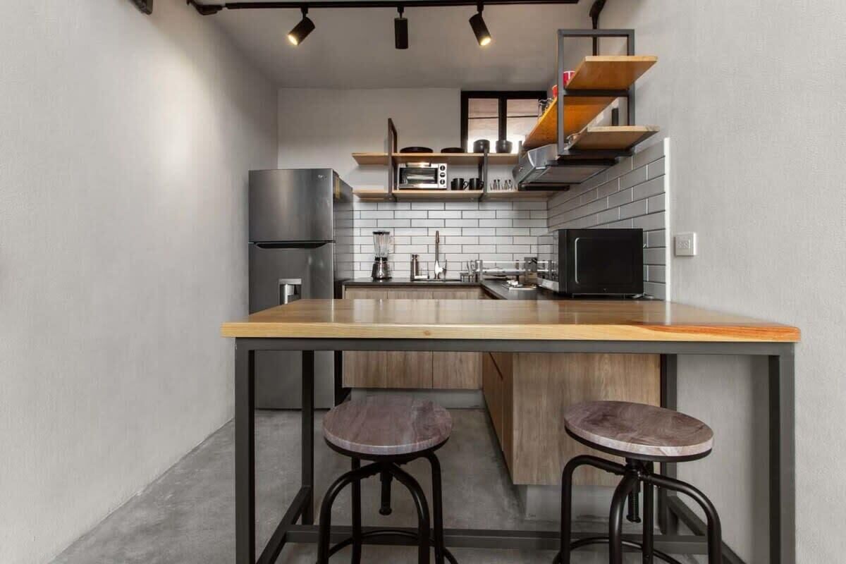 Frigorífico, microondas, placa de cocina y cafetera o tetera