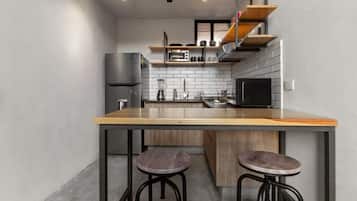 Refrigerador, microondas, placa de cocina, cafetera/tetera