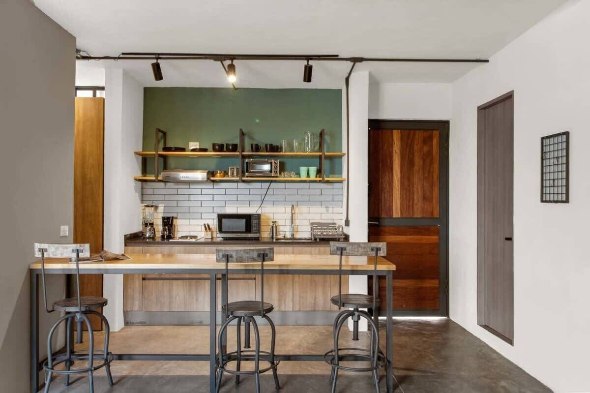 Kühlschrank, Mikrowelle, Herdplatte, Wasserkocher mit Kaffee-/Teezubehör