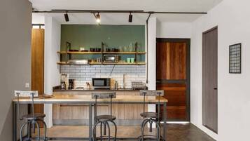 Kühlschrank, Mikrowelle, Herdplatte, Wasserkocher mit Kaffee-/Teezubehör