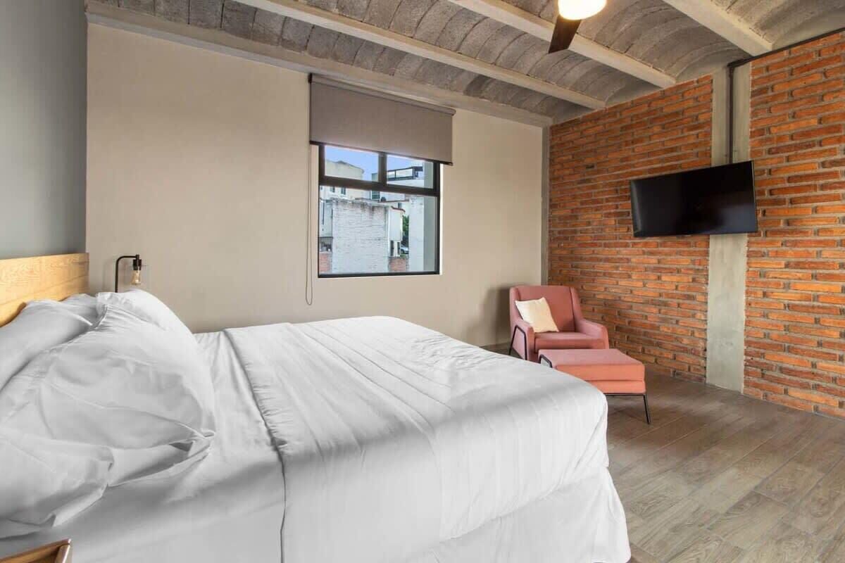 Desk, iron/ironing board, WiFi, bed sheets