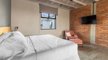 Desk, iron/ironing board, WiFi, bed sheets