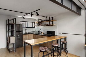 Réfrigérateur, four à micro-ondes, surface de cuisson, cafetière-théière