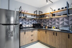 Kühlschrank, Mikrowelle, Herdplatte, Wasserkocher mit Kaffee-/Teezubehör