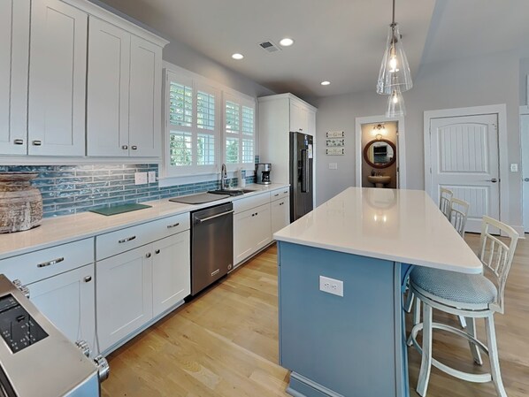 Refrigerador, microondas, horno y parrilla de estufa 