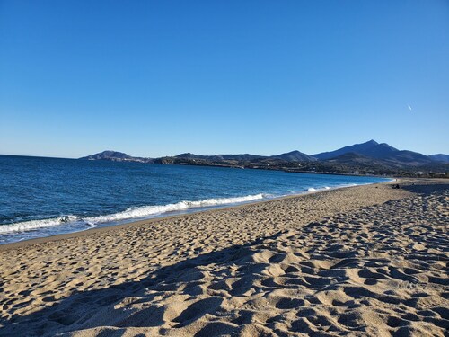 Catalan villa with large garden, quiet location, sea and mountains