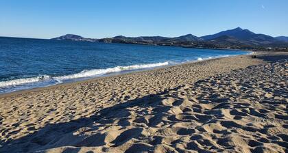 Catalan villa with large garden, quiet location, sea and mountains