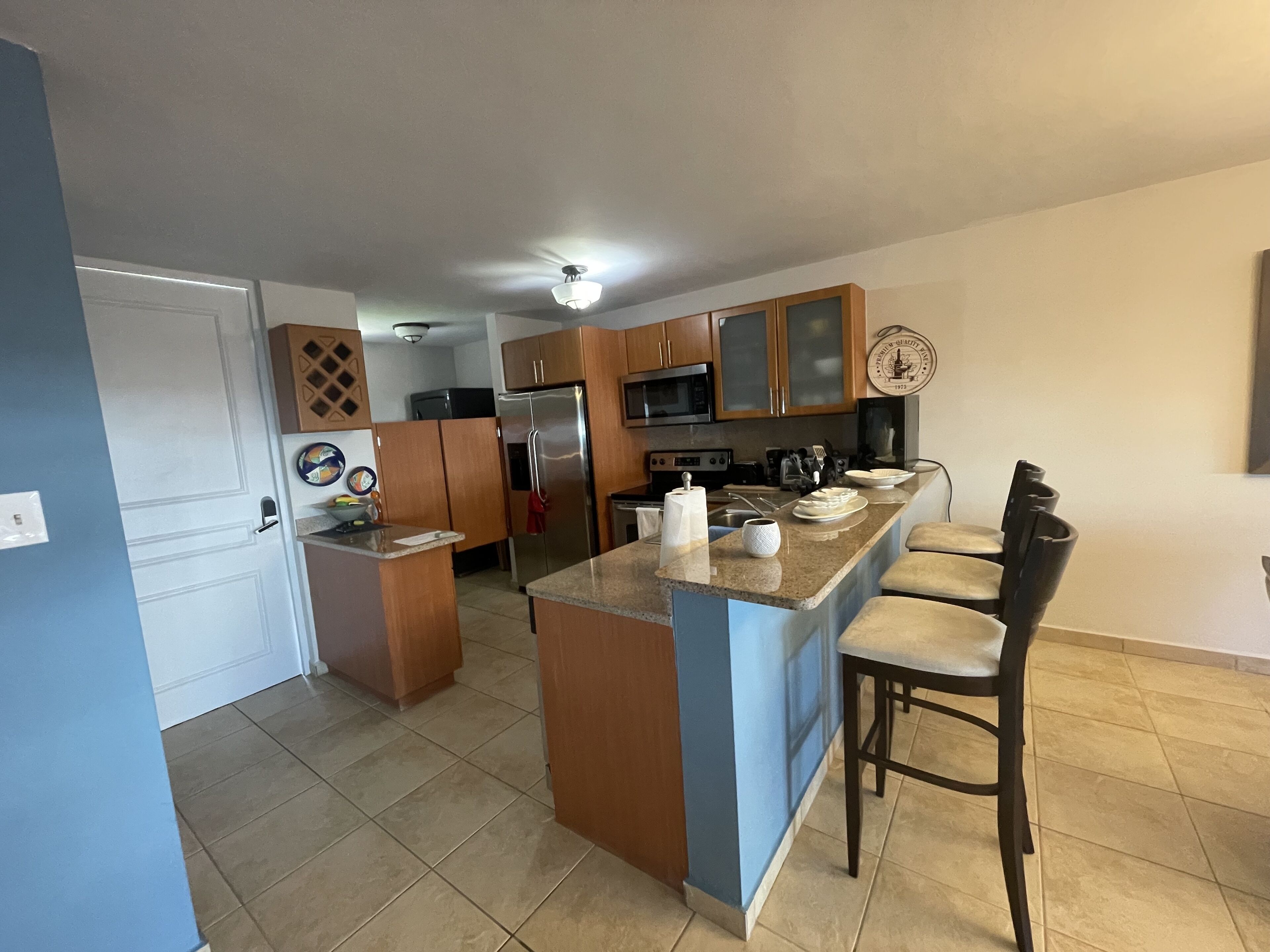 Frigorífico, microondas, horno y placa de cocina