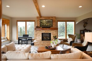 TV connectée, cheminée, table de tennis de table