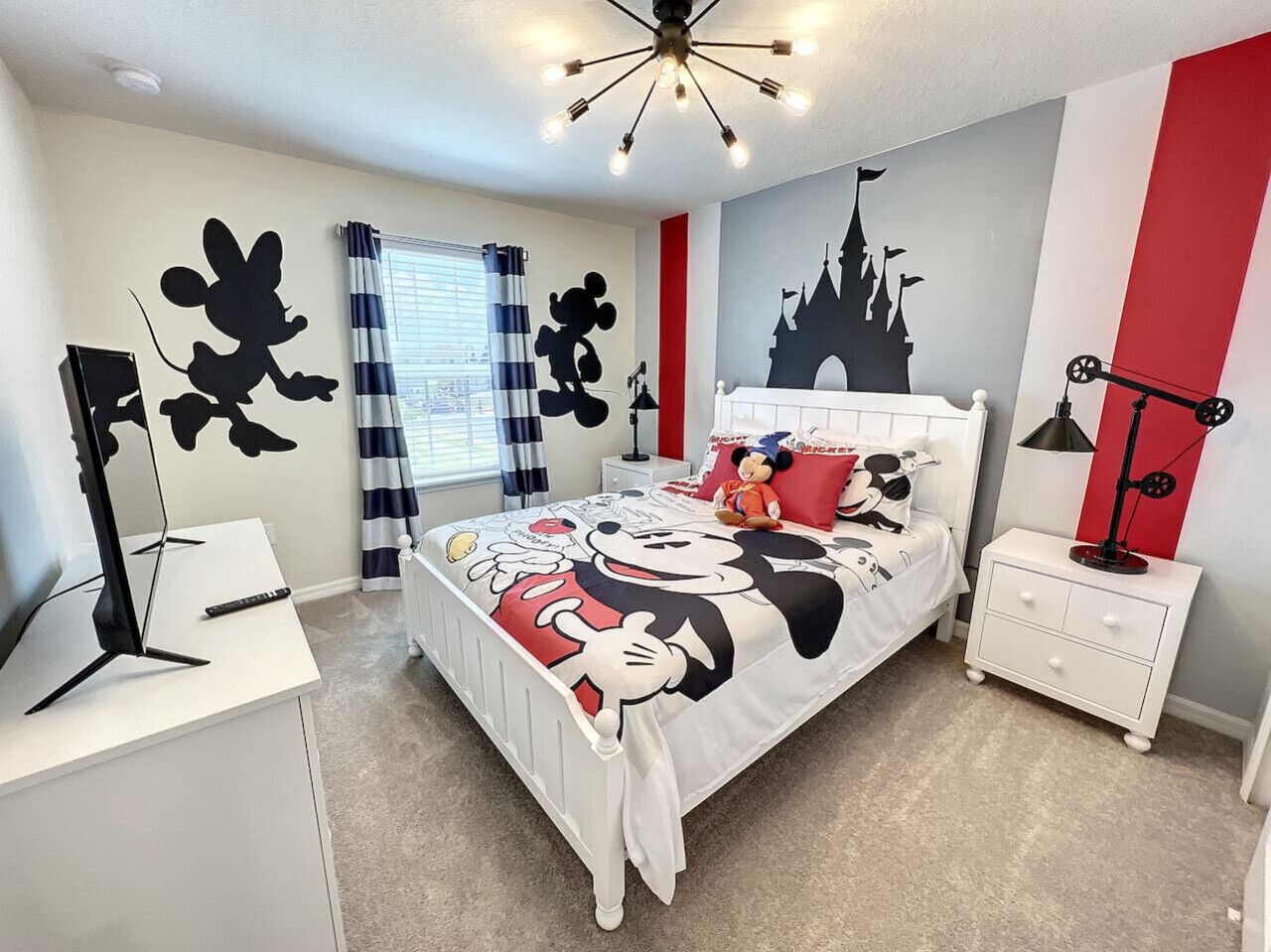 5 室のベッドルーム、デスク、アイロン / アイロン台、旅行用ベビーベッド