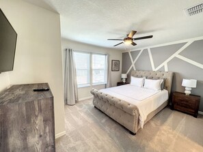 Skrivebord, strykejern/-brett, reiseseng for barn og wi-fi (inkludert)