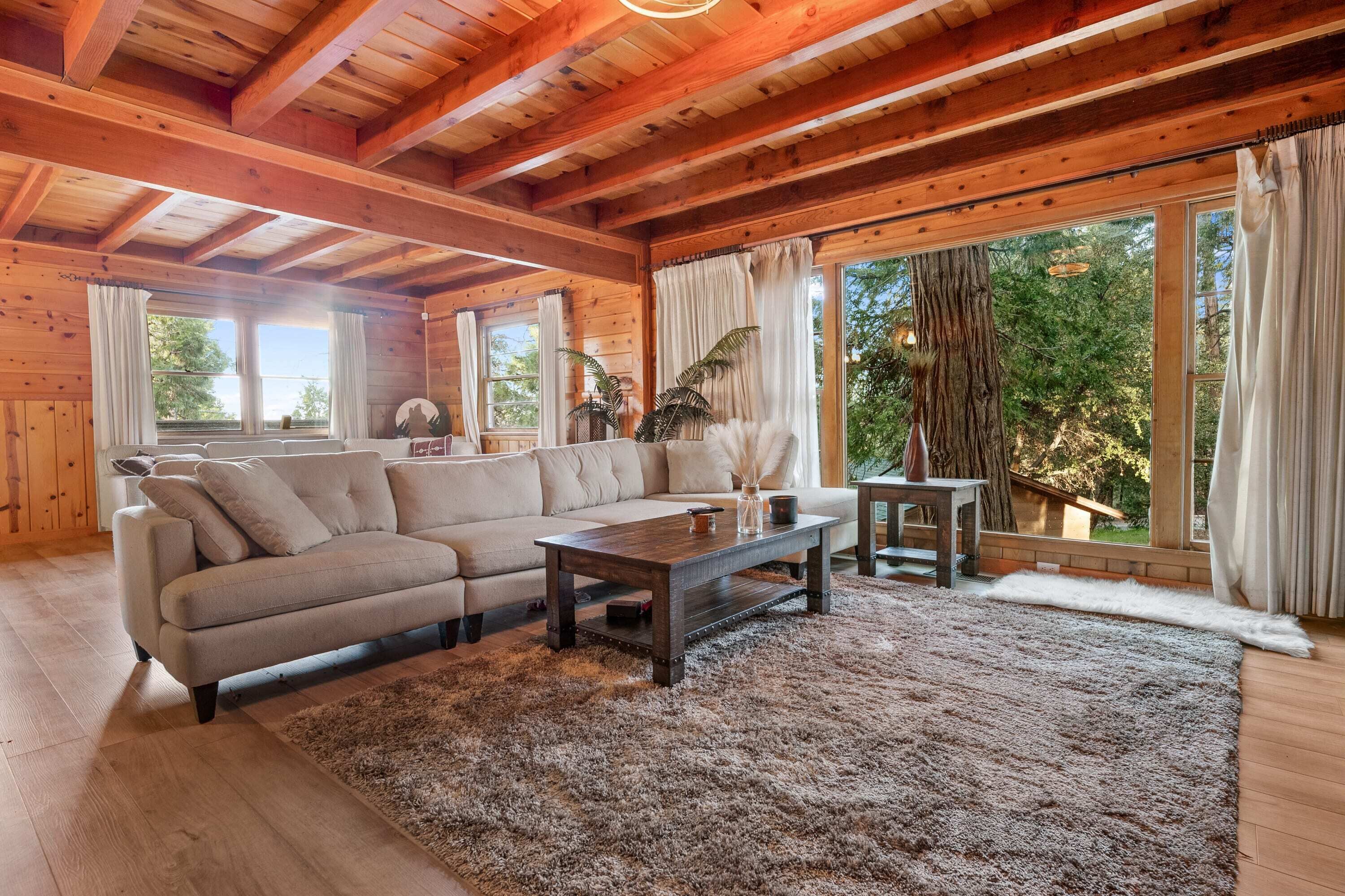 Bobcat Lodge W/BBQ, Deck + Firepit