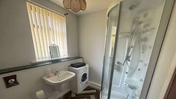 Een douche, een haardroger, handdoeken