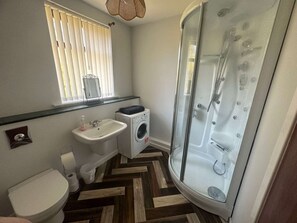 Douche, sèche-cheveux, serviettes fournies