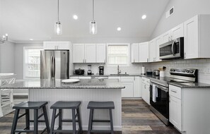 冰箱、微波炉、烤箱、炉灶