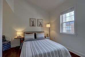 2 habitaciones, tabla de planchar con plancha y cuna de viaje 