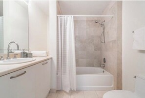 Ensemble douche/baignoire, sèche-cheveux, serviettes fournies, savon