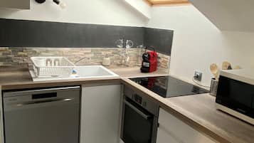Geladeira, micro-ondas, fogão, cooktop