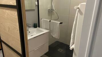 Douche, sĂšche-cheveux, serviettes fournies, papier toilette