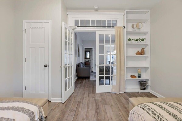 4 bedrooms, desk, WiFi, bed sheets