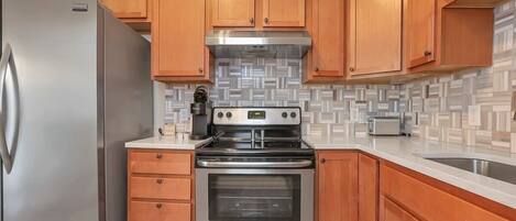 Kühlschrank, Mikrowelle, Ofen, Herdplatte