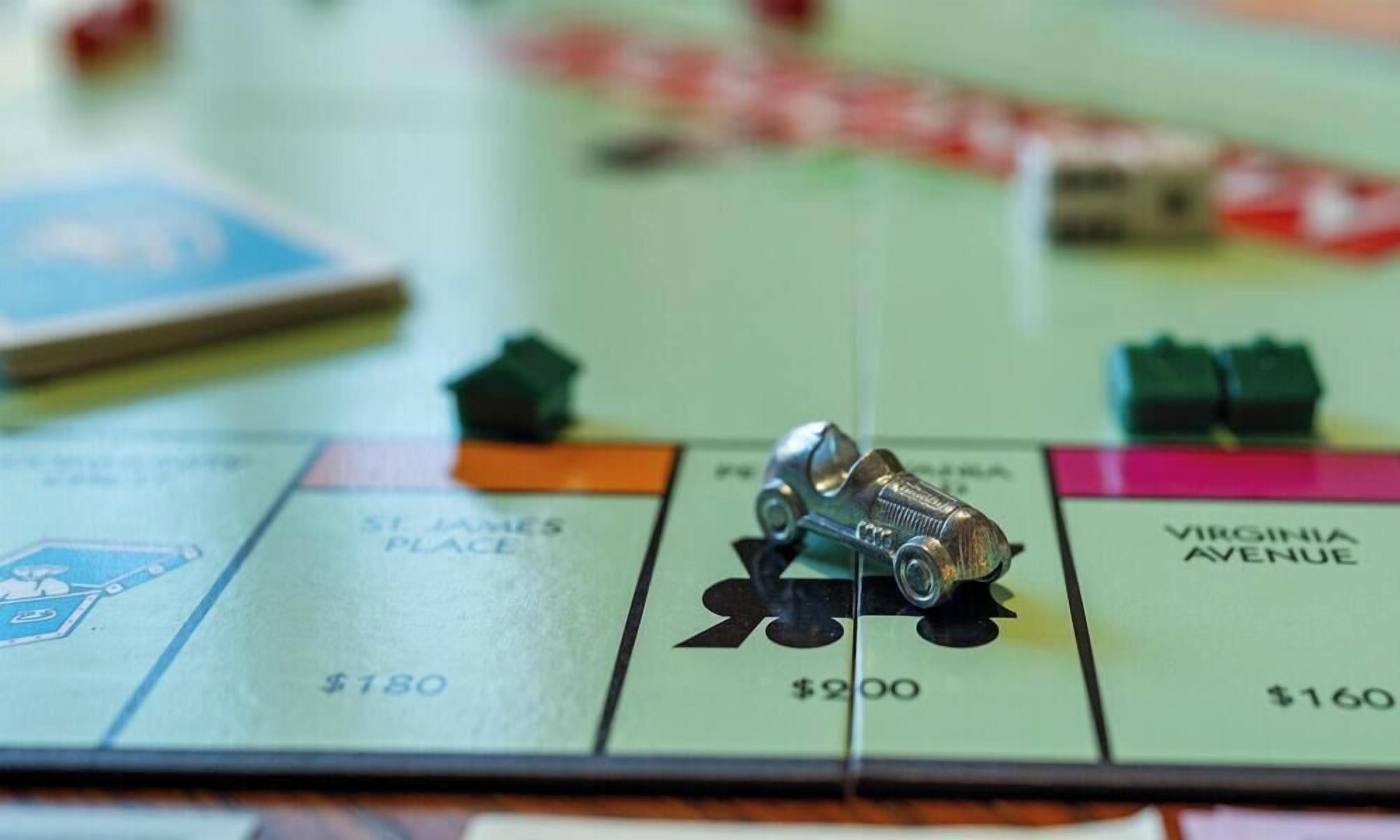Et nærbillede af et brætspil med brikker og spilleplader på et bord.
